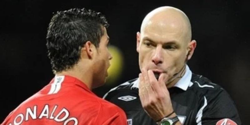 Thành tựu lớn nhất trong sự nghiệp của Howard Webb là gì
